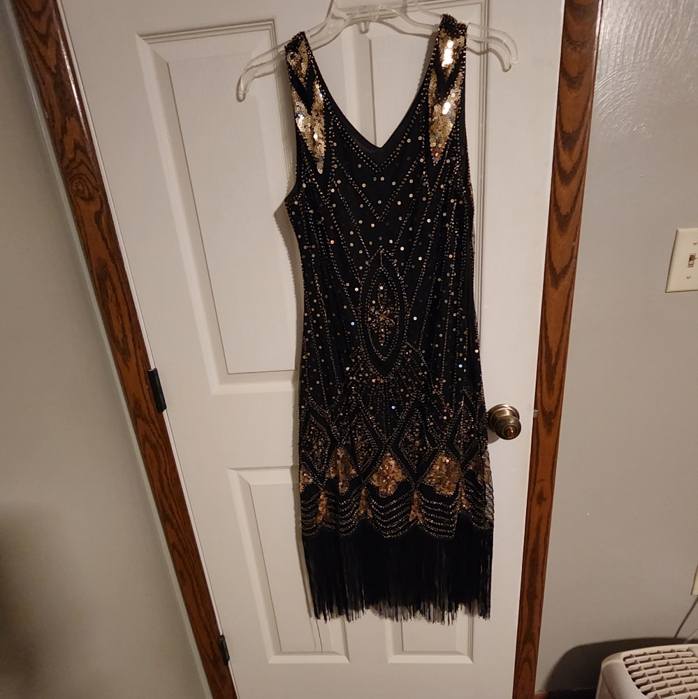 Black and gold 1920s sequin dress
